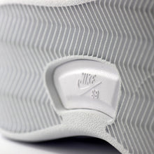 Cargar imagen en el visor de la galería, NIKE SB ADVERSARY PRM