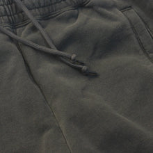 Cargar imagen en el visor de la galería, CARHARTT WIP Nelson Sweat Short
