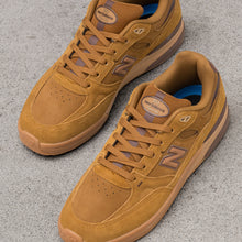 Cargar imagen en el visor de la galería, NEW BALANCE NUMERIC NM933 LRO
